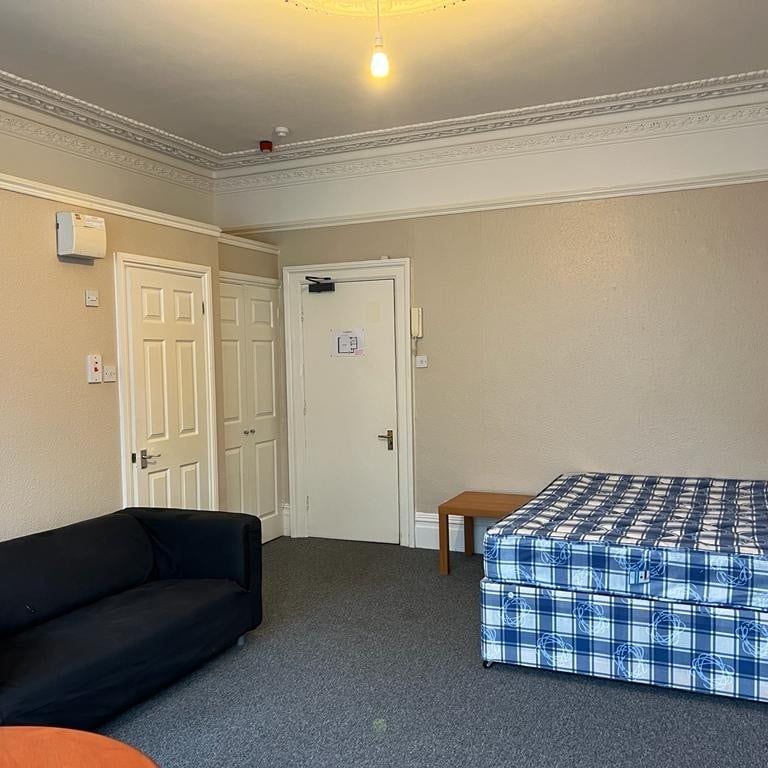 Studio Flat, Walsingham Road, BS6 - Photo 1