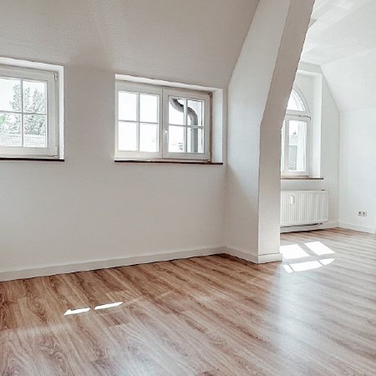 helle renovierte Dachgeschosswohnung mit Ausblick mieten - Photo 1