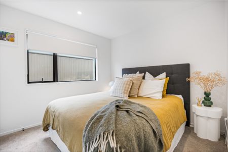 Sleek and Stylish - Photo 4