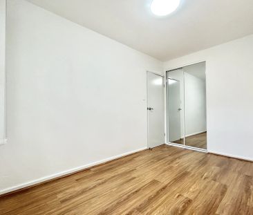 Modern Split-Level Townhouse-Style Apartment with Private Courtyard - Photo 4