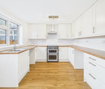 3 bedroom Semi-detached house to rent - Photo 6