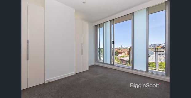 2 BEDROOM, 2 BATHROOM APARTMENT WITH VIEWS - Photo 1