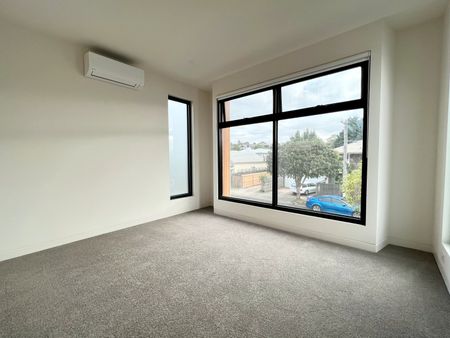 EXECUTIVE THREE BEDROOM TOWNHOUSE - Photo 3