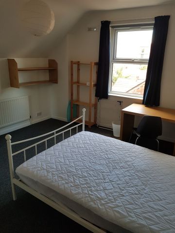 5 Bed Semi-Detached House, Derby Grove, NG7 - Photo 4