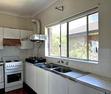 Conveniently Located 2 Bedroom Unit - Photo 4