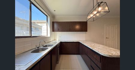 Spacious Three-Bedroom Gem in the Heart of Kew - Photo 5