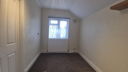 4 bedroom semi-detached house to rent - Photo 5