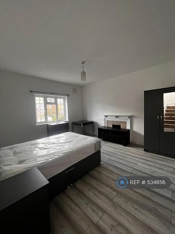 1 bedroom in a flat share to rent - Photo 2