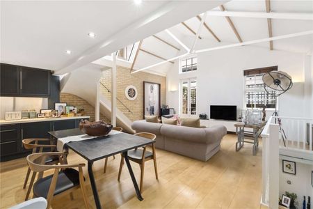 Stylish three bedroom Mews home in the heart of Clapham - Photo 2
