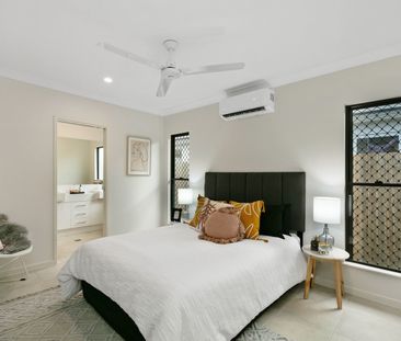 MODERN AND CHIC– CUTE AS A BUTTON! - Photo 6