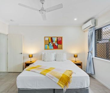 Modern furnished home with pool, steps from Palm Cove Beach - Photo 6