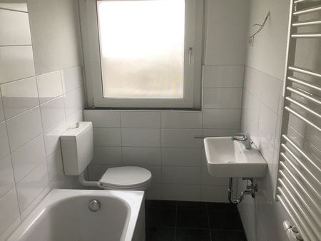 Wohnung mit modernem Wannenbad und neuer Tapezierung an den Wandflächen - Foto 3