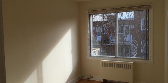 Upper Duplex for Rent / Ville St. Laurent - Photo 2