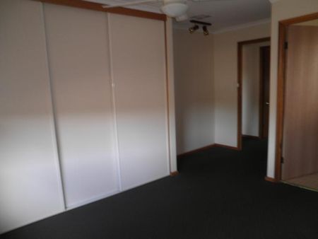 BEAUTIFUL 4 BEDROOM CLOSE TO SCHOOLS & SHOPS - Photo 3