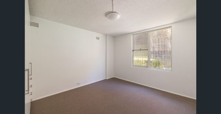 Quiet home with leafy outlooks & generous proportions - Photo 4