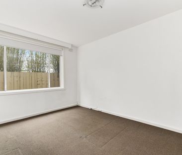 Ground Floor Two-Bedroom Apartment with Spacious Courtyard – Prime ... - Photo 5