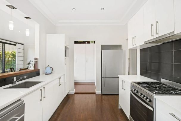 Prime Location - Water Usage Included in rent - Photo 1