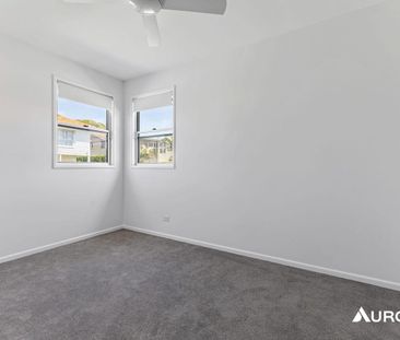 Modern 5 Bedroom Family Home - Multiple Living Areas & In-Ground Swimming Pool - Photo 4