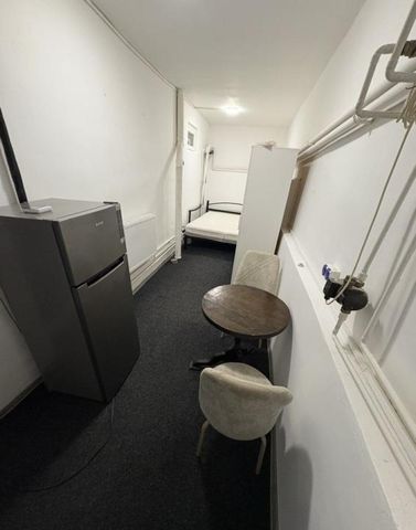 I rent my own private room but shared kitchen bathroom Iasi tg cucu - Fotografie 2