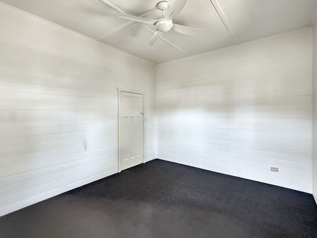 Charming Byron Beach House in the Heart of Town - Photo 2