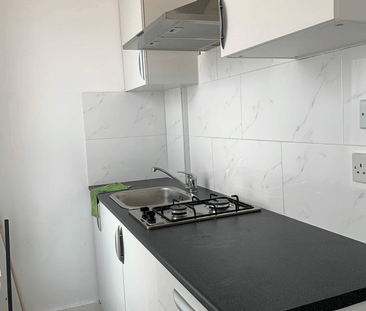 Self contained studio flat close to ilford station- £1200 pcm - Photo 3