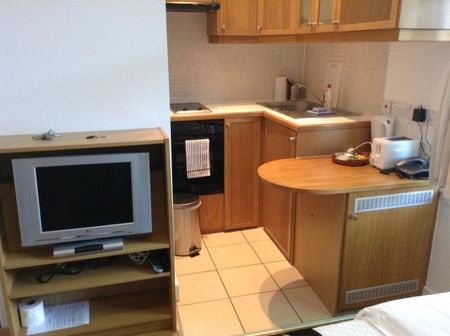 BILLS INCLUDED - A modern self-contained studio flat in Hammersmith, London W6 - Photo 2