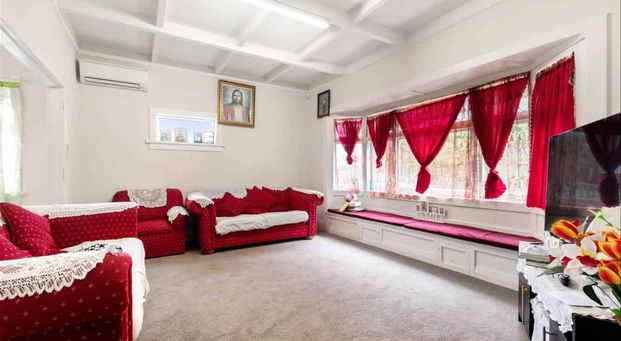 Large bungalow in the heart of Otahuhu! - Photo 1