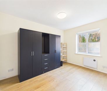 2 bedroom in Admirals Court, Reading - Photo 1