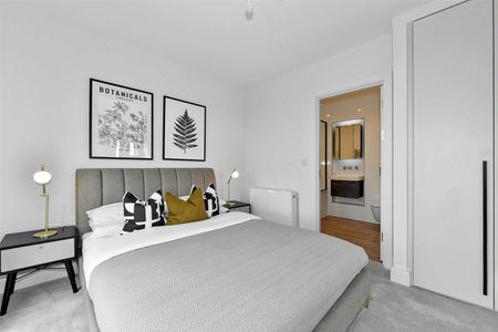 A very spacious and rarely available one bedroom penthouse apartment with private balcony and far reaching views south. - Photo 5