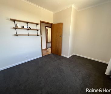 Sunny Three Bedroom Home! - Photo 1