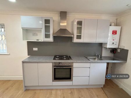 3 bedroom end of terrace house to rent - Photo 5