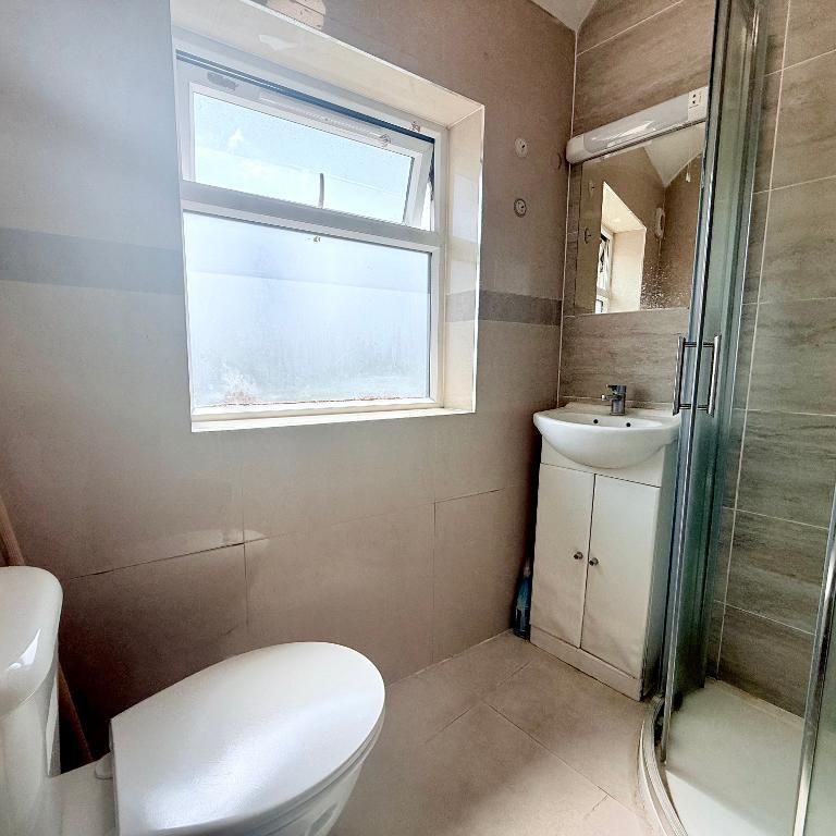 Long Drive, East Acton, London, W3 7PJ - Photo 2