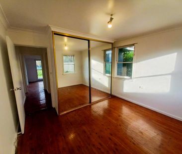 2-Bedroom Home in Vibrant Penrith - Your Peaceful Retreat awaits! - Photo 2