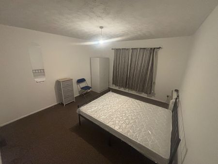 Room in a Shared Flat, Bowling Green Court, HA9 - Photo 4