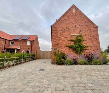4 bedroom Detached House to let - Photo 1