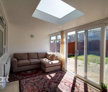 3 bedroom end of terrace house to rent - Photo 2