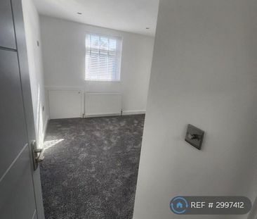 4 bedroom flat to rent - Photo 3