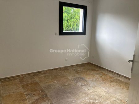 Maison de 2021 de 90m² avec 85m² de jardin Idéalement située non loin du centre de vinon La maison se compose au rez de chaussée : Entrée avec placard séjour cuisine équipée, cellier, une chambres, salle d'eau, wc. 1er 2 chambres, salle de bains wc Chauf, - Photo 3