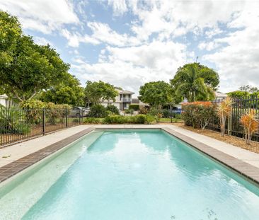 Bright & Airy Townhouse Living - Photo 4