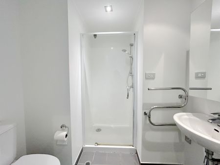 City Centre Urban Living - Stylish 2-Bedroom Apartment - Photo 2