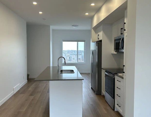 RENT REDUCED Beautiful Brand New Townhome in Airdrie SW — 3 Bedrooms Townhouse - Photo 1
