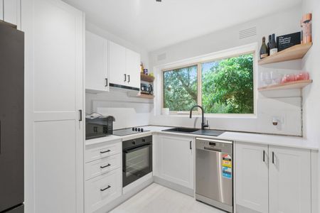 Renovated 2 Bedroom Moments from St Kilda beach - Photo 4