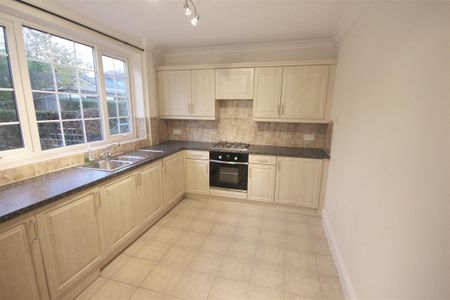 3 Bedroom House - Detached To Let - Photo 2