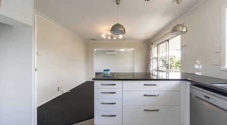 Beautifully Presented Home in Chartwell - Photo 4