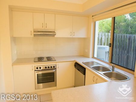 Walk to School! Sweet townhouse for rent in Sunnybank Hills - Photo 2