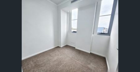 Modern 3 bedrooms split level apartment in ultra-convenient locale - Photo 2