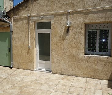 Location - Studio de 20 m² en RDC d'un immeuble de ville avec cagibi et cour commune - Photo 2