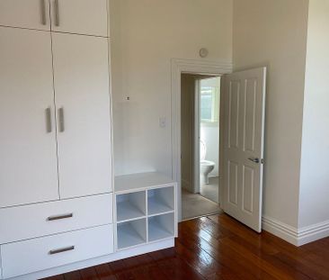 Sunny renovated Aro Valley home - Photo 5