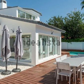 Alquiler de casa o chalet independiente en Avenida de la Gardenia - Photo 1