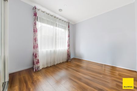 East-Facing Residence Combining Modern Comfort, Seamless Convenience & Timeless Style in Thornhill Park - Photo 3